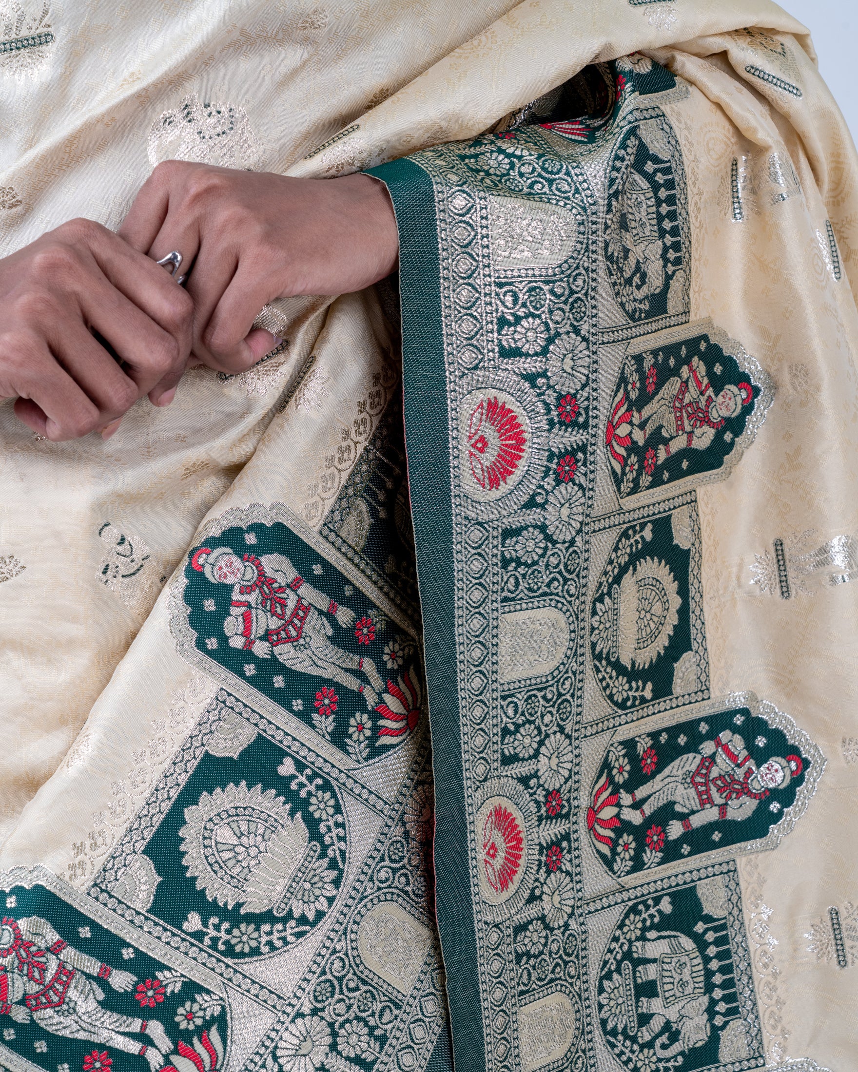 Royal Ivory Banarasi Silk Saree with Heritage Woven Temple Pallu and Matching Blouse Piece